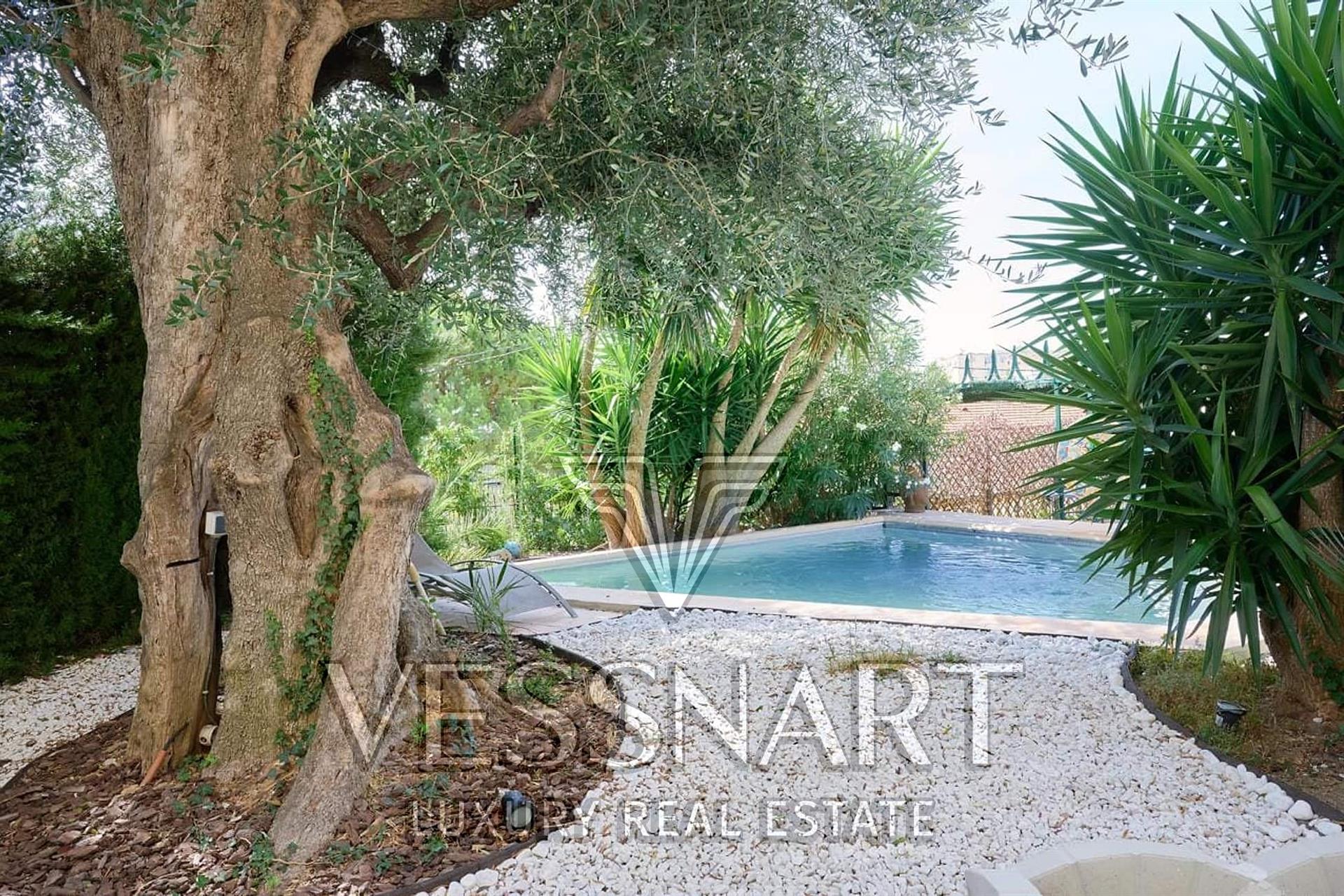 Splendid mansion on 3 floors with open views