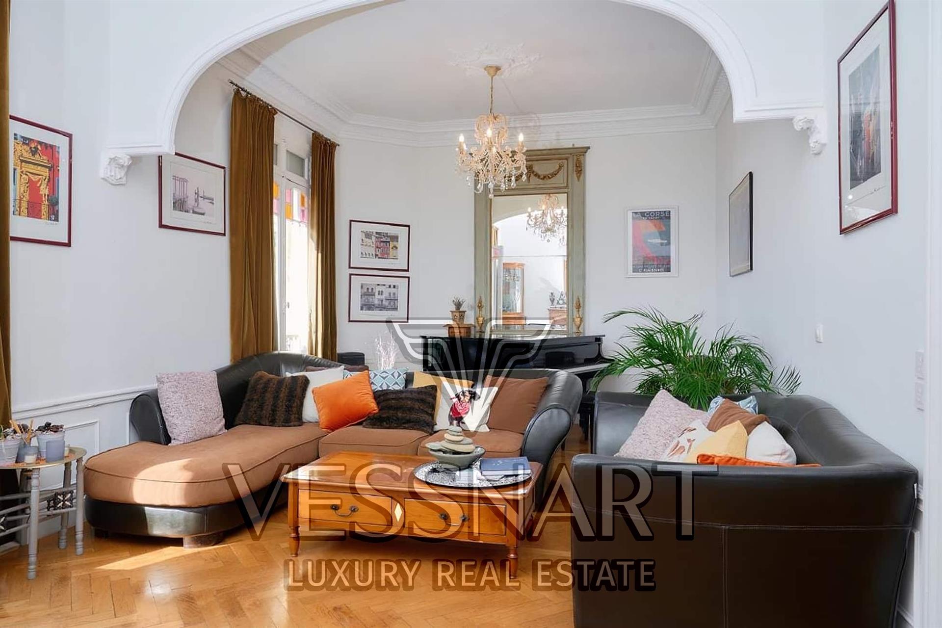 Splendid mansion on 3 floors with open views