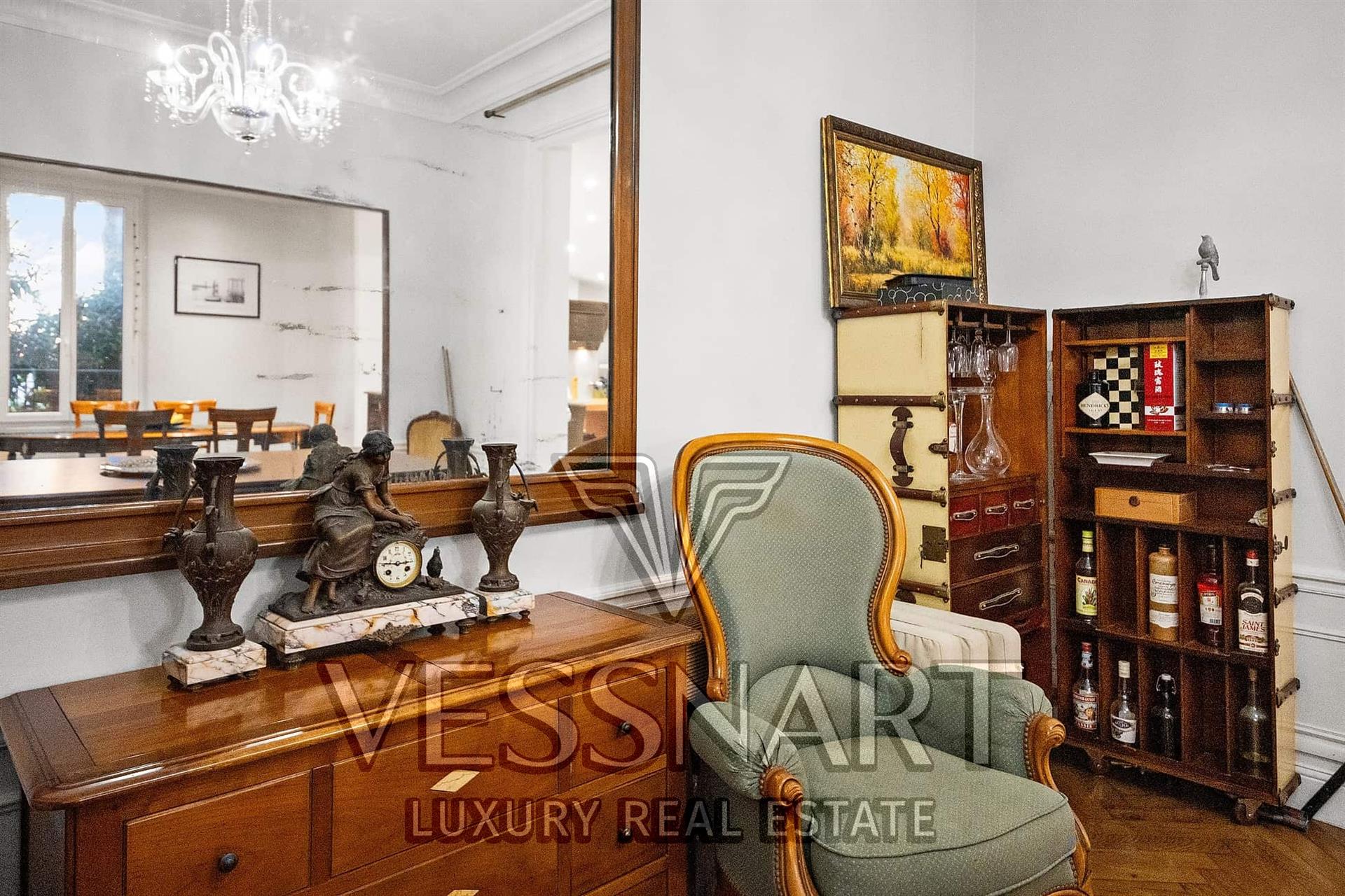 Splendid mansion on 3 floors with open views