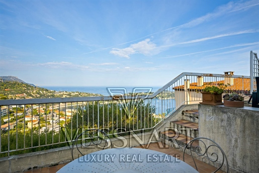 Magnificent top floor with stunning sea views