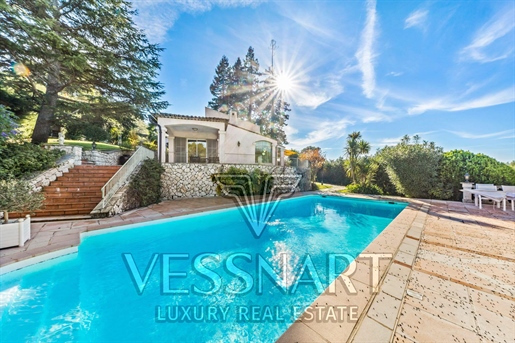 Charming villa in a great location with a beautiful garden