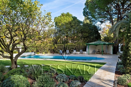 A completely renovated villa with a magnificent flat garden
