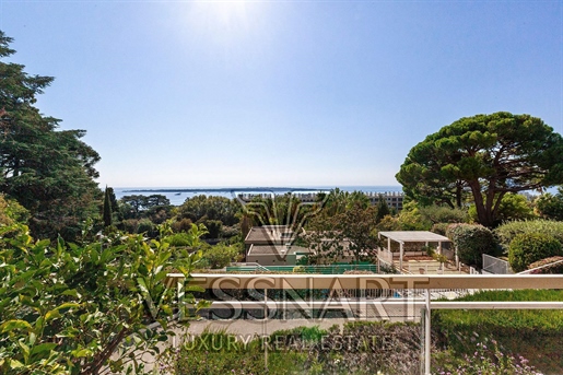 Spacious apartment with private garden and sea views