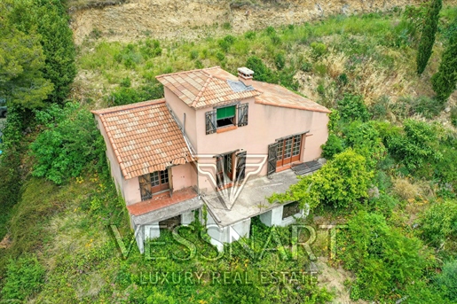 Villa with panoramic sea view and great potential near Monaco