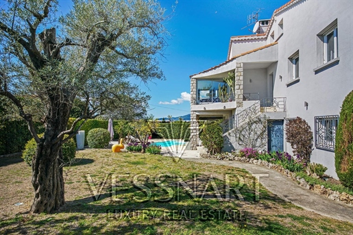 Villa overlooking the hills, mountains and a glimpse of the sea!