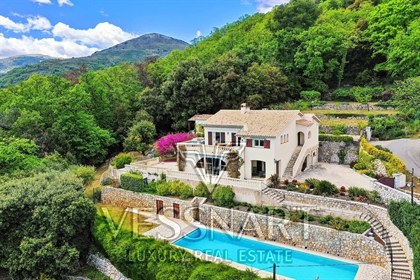 Sole Agent : Gorgeous villa in beautiful settings with sea views