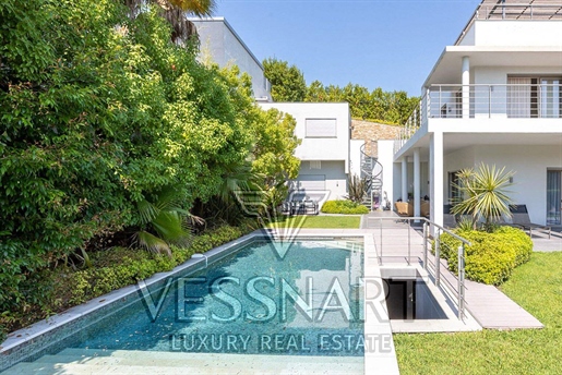 Modern villa of 250m2 and 50m2 annex with swimming pool