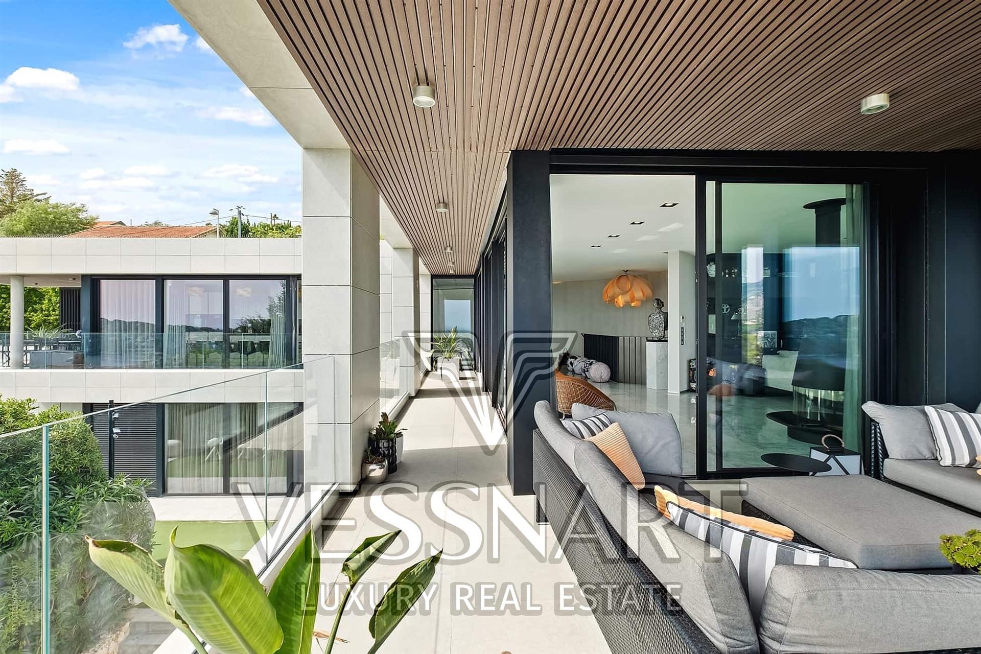 Modern villa with stunning views of the sea and Cap Ferrat