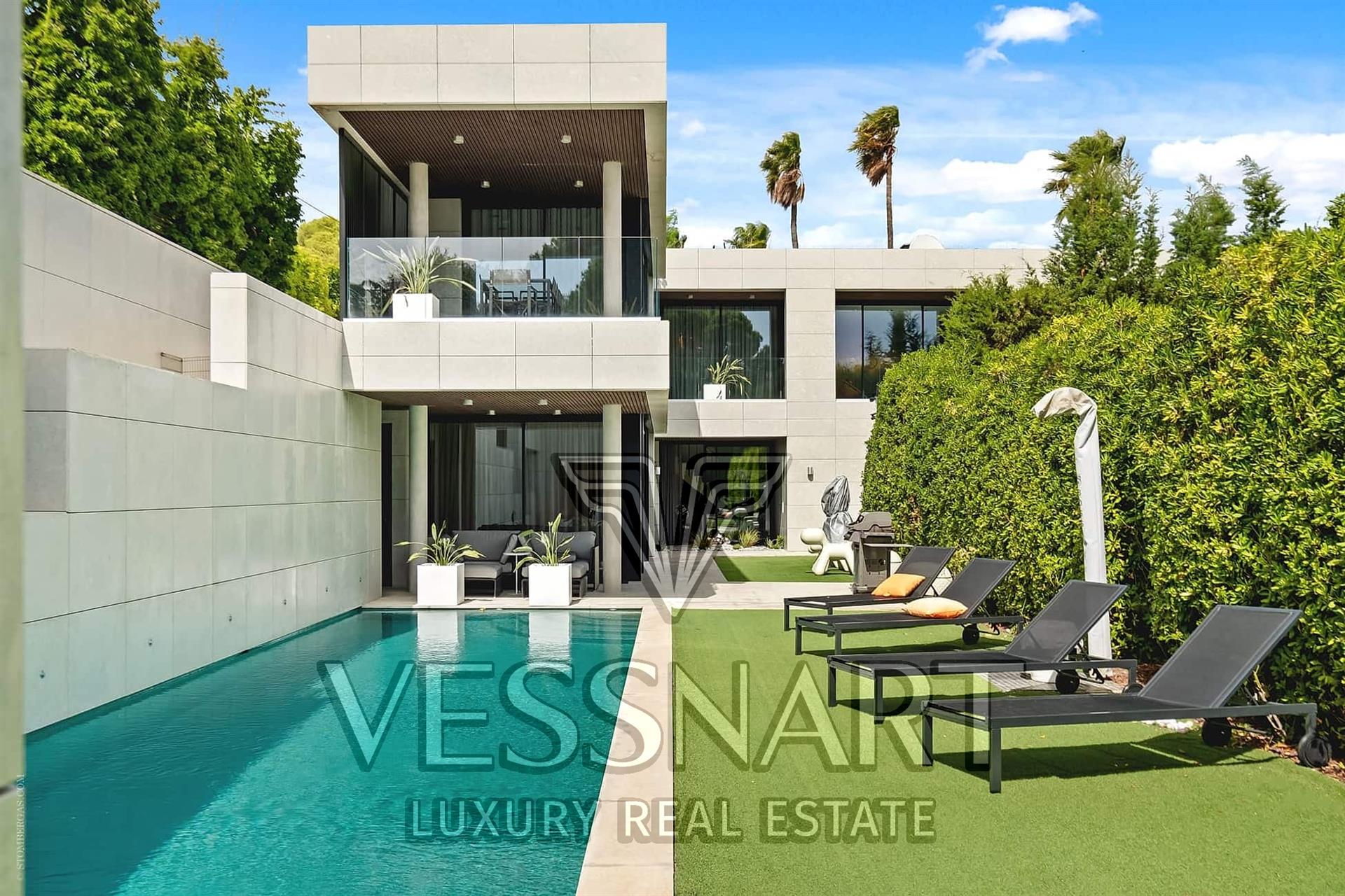 Modern villa with stunning views of the sea and Cap Ferrat