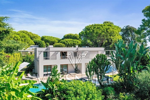 Luxurious contemporary villa in ultra prestigious location