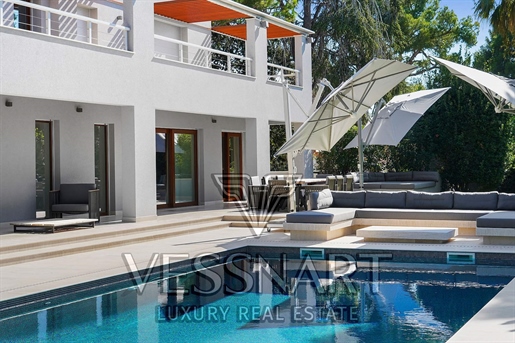Luxurious contemporary villa in ultra prestigious location
