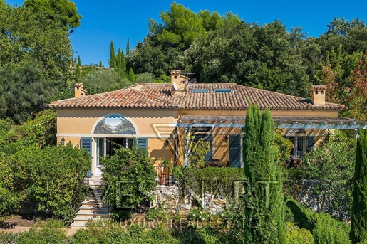 Exceptional villa in a residential area with superb views