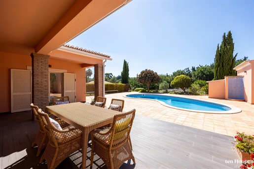 Oasis de tranquillité: Villa luxueuse avec 3 chambres, piscine et jardins sereins.