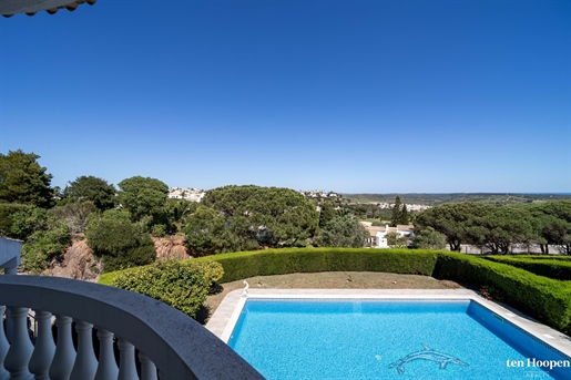Villa tranquille avec piscine et vue sur la mer dans un complexe de golf