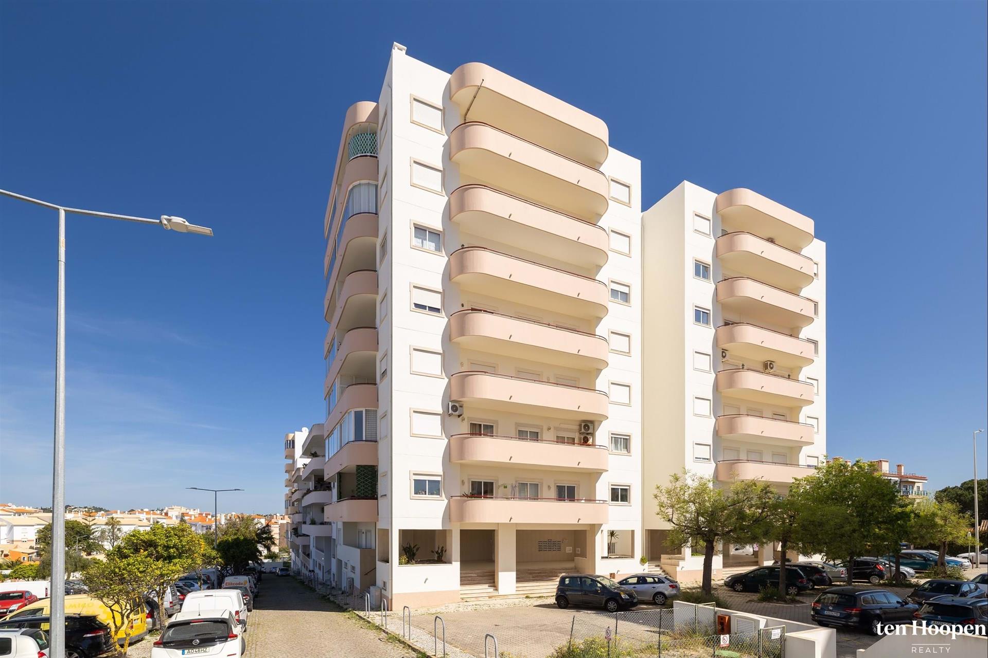 Appartement met 3 slaapkamers in Lagos met verhuurvergunning, garage en afgesloten balkon