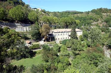 Maison entièrement restaurée à vendre dans le sud de la France avec piscine, grand jardin et 7 cham