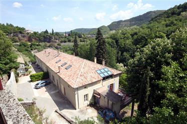 استعادة كامل منزل للبيع في جنوب فرنسا مع حمام سباحة وحديقة كبيرة وغرف النوم 7