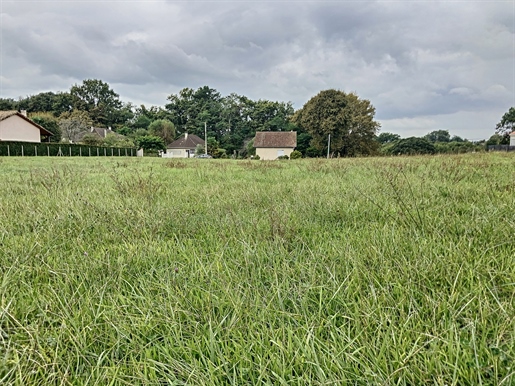 Flat building plot in the centre of Garlin 1464 m²