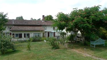 Przestronny dom wiejski i budynki gospodarcze Limousin