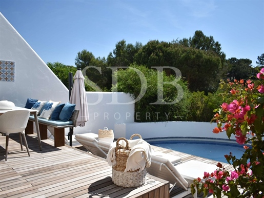 Rare Find !, 3 Bedroom Villa with Pool walking distance to Quinta Do Lago beach.