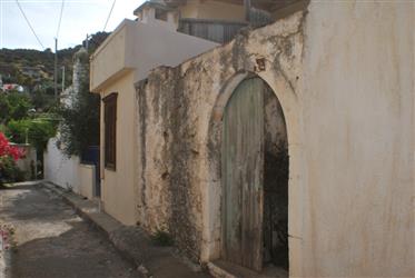 Ganska stenhus. Courtyard-Östra Kreta