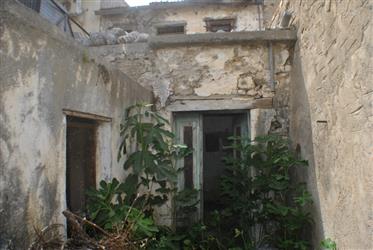 Όμορφο πέτρινο σπίτι. Αυλή-Ανατολική Κρήτη