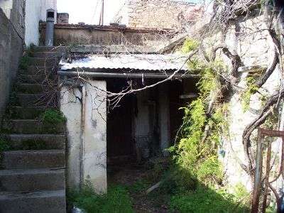 Stenen huis met binnenplaats en terras-Oost Kreta.