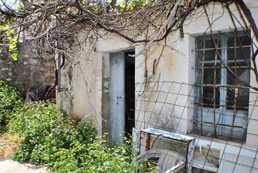 Πέτρινο σπίτι για ανακαίνιση. Κήπος. Μικρή διαδρομή με το αυτοκίνητο από το θέρετρο Elounda - Ανατ