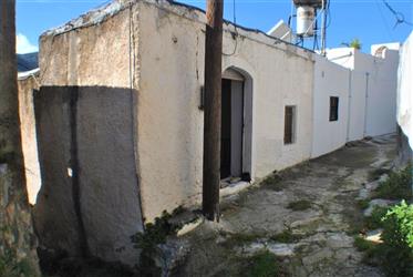  Ουσιαστική κατοικία για ανακαίνιση. Θέα βουνό - Ανατολική Κρήτη