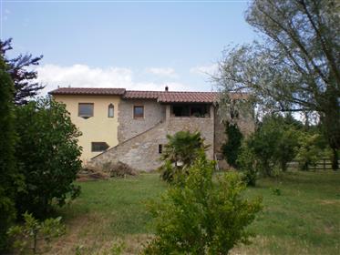 Land hus till salu nära Assisi