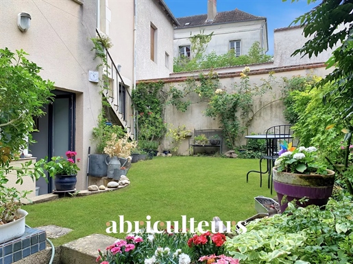 Mehun-Sur-Yevre / Bourges - Maison De Ville - 11 Pieces - 6 Chambres - 230 M2 - 225.000 €