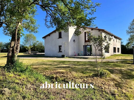 Completely renovated house with swimming pool located in the commune of Exireuil