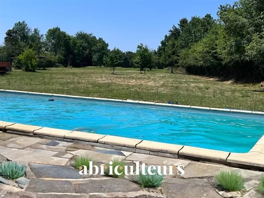 Exireuil – Volledig gerenoveerd huis – 5 slaapkamers – zwembad – Terrein 7500 m2 – 390.000 €