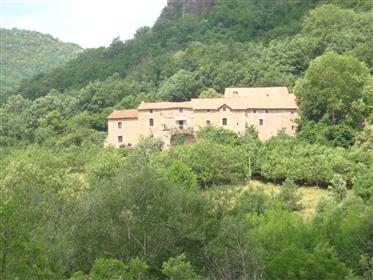 Exceptional hamlet surrounded by 140 Ha. Hunting private