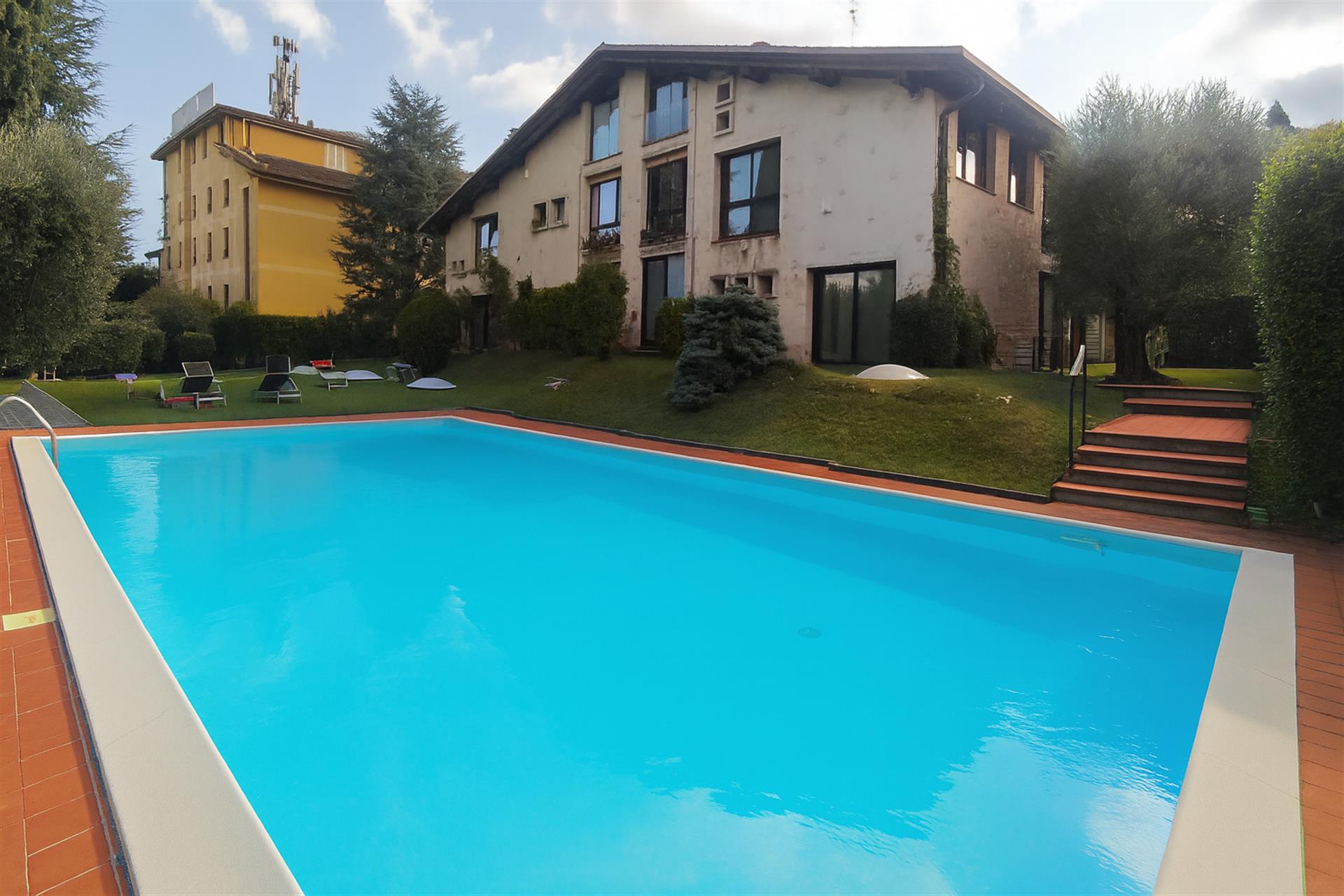 Desenzano del Garda-Apartamento de cuatro habitaciones en 3 plantas en un entorno elegante con pisc