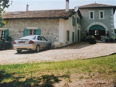 Een prachtige 19e-eeuwse boerderij die voorheen deel uitmaakte van het wijngaarddomein Le Claud, in