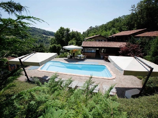 Farmhouse with holiday rental apartments, a pool and landscape views