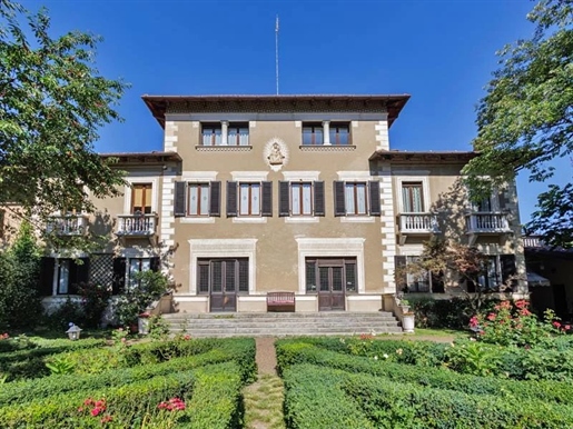 Villa Art Nouveau avec parc dans la ville de Cuneo