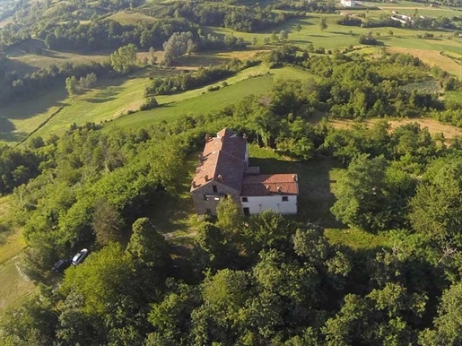 Farmhouse surrounded by an 8 hectare plot of land