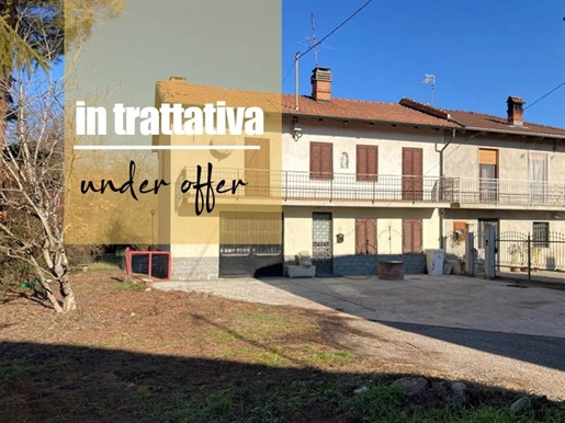 A farmhouse in the Langhe hills with 2.8 hectares of land