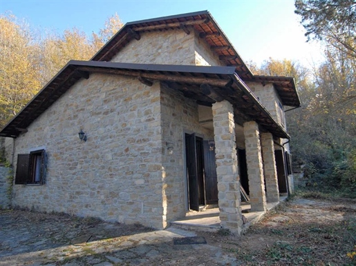 Casa in pietra con terreno in posizione panoramica