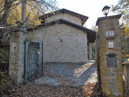 Casa in pietra con terreno in posizione panoramica