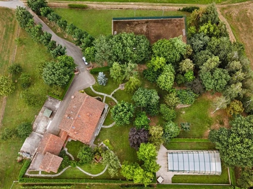 Elegante dimora con 1 ha di terreno, piscina e campo da tennis