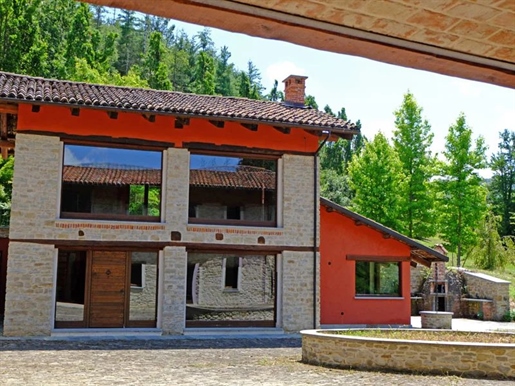 Renoviertes Landhaus mit Kapelle und Park in den Langhe