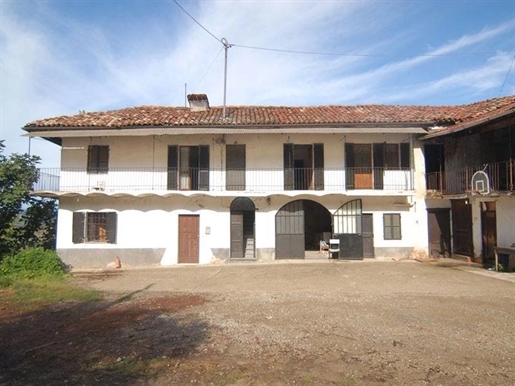 Entre Dogliani y Monforte d Alba se encuentra una casa de campo
