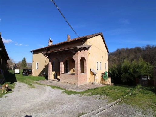 Ursprüngliches Landhaus in den Hügeln um die südpiemontesische Stadt Mondovì
