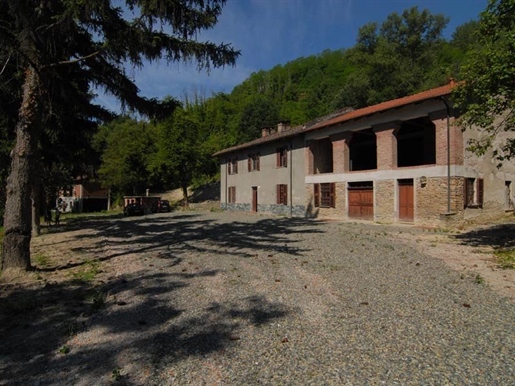Farmhouse set in the hills near Acqui Terme