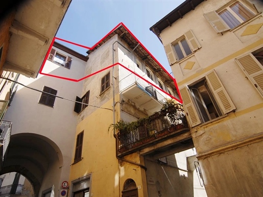 Apartment im Stadtkern mit Blick auf die Dächer von Dogliani