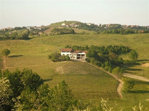 Villa for sale with view on Langhe hills