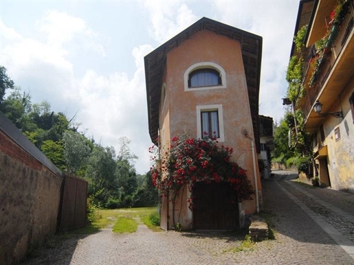 A Farmhouse with 1 hectare of land close to the Langhe town of Dogliani